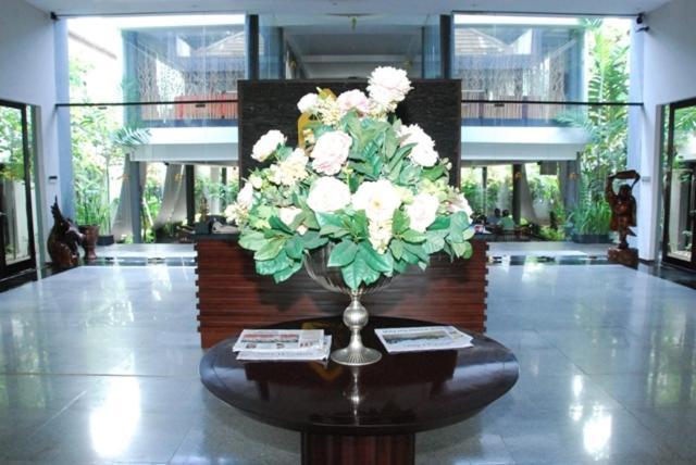 Rumah Nenek Hotel And Restaurant Padang  Exterior photo